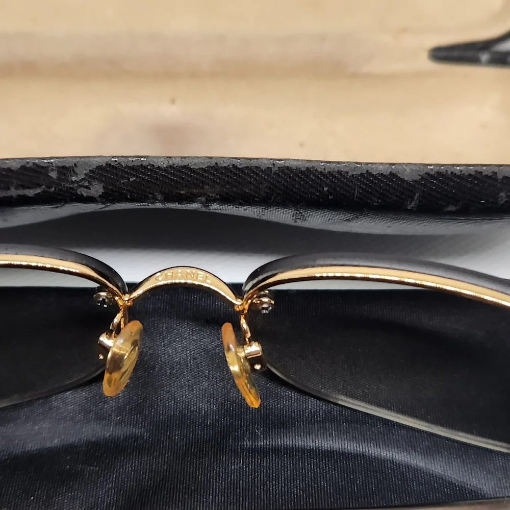 Chanel Sunglasses in pristine condition, exhibiting no blemishes. Model CH4099 - Picture 10 of 13